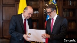 El encuentro entre el canciller Álvaro Leyva y el embajador venezolano Félix Plasencia se dio en Bogotá, de manera privada. [Foto: Cancillería de Colombia]