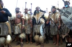 FILE — Raja Misuzulu ka Zwelithini (tengah), diapit sesama prajurit dalam pakaian tradisional di Istana Kerajaan KwaKhangelamankengane, selama upacara, di Nongoma, Afrika Selatan, Jumat 7 Mei 2021. (AP)