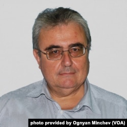 Огнян Мінчев – професор кафедри політології Софійського університету, Болгарія.