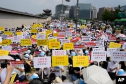 Aksi unjuk rasa Pengikut Gereja Unifikasi di pusat kota Seoul, Korea Selatan, Kamis, 18 Agustus 2022, memprotes liputan media Jepang yang negatif tentang agama mereka. (AP/Lee Jin-man)