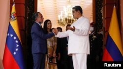 El presidente de Venezuela, Nicolás Maduro, y el hoy exembajador de Colombia en Venezuela, Armando Benedetti, se saludan durante una reunión en Caracas, el 29 de agosto de 2022. 