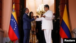 El presidente de Venezuela, Nicolás Maduro, y el embajador de Colombia en Venezuela, Armando Benedetti, el 29 de agosto de 2022. 