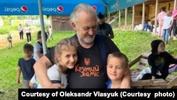 Улюблений казкар багатьох українських дітей Сашко Лірник зі своїми слухачами
