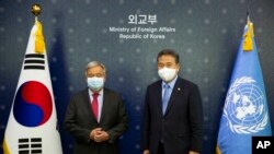 Sekretaris Jenderal PBB Antonio Guterres (kiri) dan Menteri Luar Negeri Korea Selatan Park Jin berfoto sebelum pertemuan mereka di Kementerian Luar Negeri di Seoul, Korea Selatan, Jumat, 12 Agustus 2022. (Jeon Heon-Kyun/Pool Photo via AP)