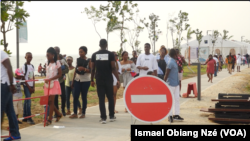 Des promeneurs le long de la Baie des Rois à Libreville, au Gabon, août 2022. 