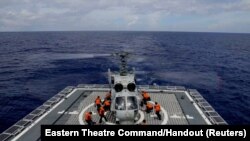 中国东部战区发布的照片显示中国海军在参加针对台湾的军演。（2022年8月8日）