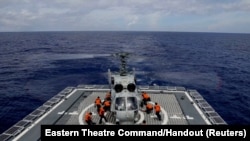 中國東部戰區發佈的照片顯示中國海軍在參加針對台灣的軍演。（2022年8月8日）