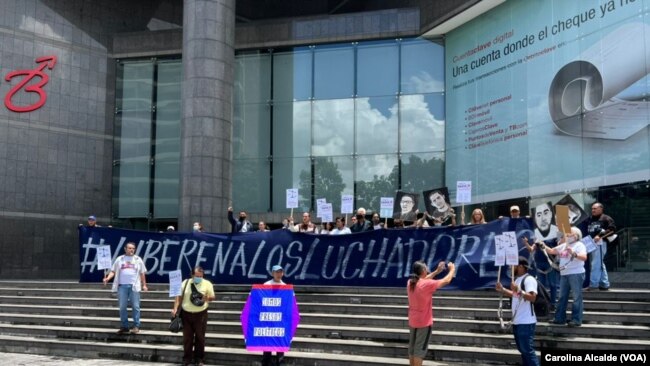 Venezolanos se concentraron en las inmediaciones de la sede de la ONU en Caracas para exigir la liberación de presos políticos el viernes, 12 de agosto de 2022.