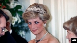 ARCHIVO – Diana, la princesa de Gales, durante una recepción ofrecida por el presidente de Alemania Occidental Richard von Weizsacker en honor a los huéspedes reales británicos en Godesberg Redoute en Bonn, Alemania, el 2 de noviembre de 1987. (Foto AP/Herman Knippertz, archivo)