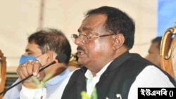নওগাঁ সদর উপজেলা পরিষদ মিলনায়তনে আয়োজিত মতবিনিময় সভায় বক্তব্য রাখছেন খাদ্যমন্ত্রী সাধন চন্দ্র মজুমদার। 