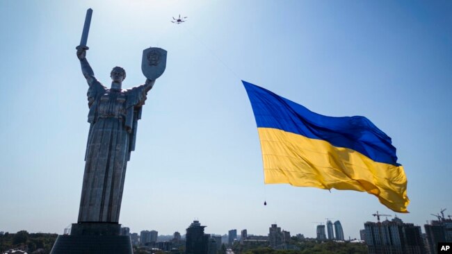 Un dron lleva una bandera nacional frente al Monumento a la Patria de Ucrania en Kiev, Ucrania, el 24 de agosto de 2022.