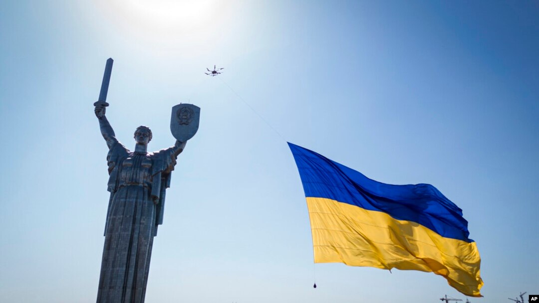 Un dron lleva una bandera nacional frente al Monumento a la Patria de Ucrania en Kyiv, Ucrania, el 24 de agosto de 2022.