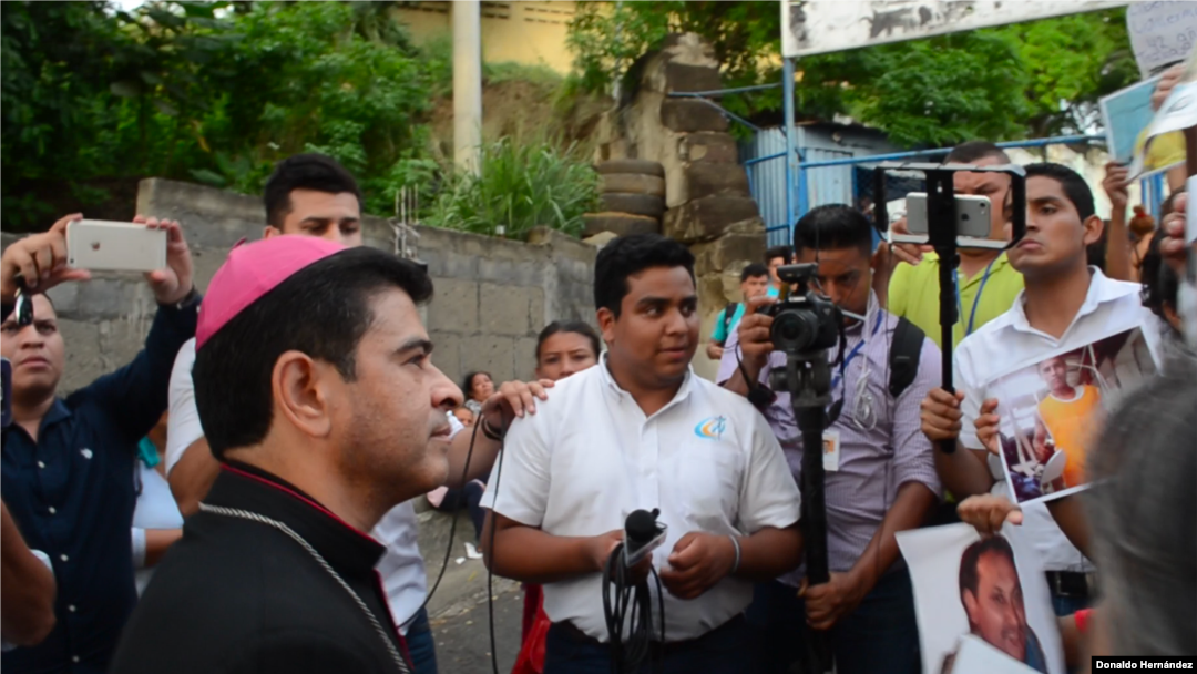 Monseñor Rolando Álvarez visita la antigua cárcel conocida como El Chipote en 2018. Foto Donaldo Hernández, VOA