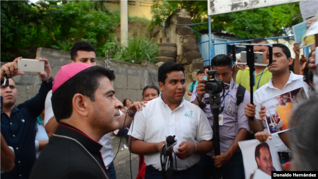 Monseñor Rolando Álvarez visita la antigua cárcel conocida como El Chipote en 2018. Foto Donaldo Hernández, VOA