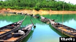 নৌকা দিয়ে নদী অবরোধ করে রেখেছে বালু-শ্রমিকরা 