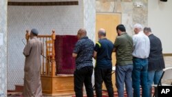Seorang imam memimpin sekelompok pria saat salat Zuhur di Islamic Center of New Mexico di Albuquerque, New Mexico, Minggu, 7 Agustus 2022. (Foto: via AP)