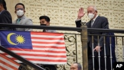 Mantan Perdana Menteri Malaysia Najib Razak melambaikan tangan saat tiba di Pengadilan Banding di Putrajaya, Malaysia, Selasa, 23 Agustus 2022. (Foto: AP)