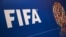 Logo FIFA terlihat saat konferensi pers di Istanbul, Turki. (Foto: AFP)