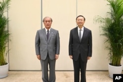 2022年8月17日，中国中央外事工作委员会办公室主任杨洁篪在天津会见日本国家安全保障局长秋叶刚男。