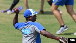 ফাইল ছবি-অস্ট্রেলিয়ার স্পিন বোলিং মেন্টর, প্রাক্তন ভারতীয় ক্রিকেটার শ্রীধরন শ্রীরাম, মুম্বাইয়ের ব্র্যাবোর্ন ক্রিকেট স্টেডিয়ামে প্রশিক্ষণের সময় বল ছুঁড়ে মারছেন.১৫ ফেব্রুয়ারি ২০১৭। (ছবি-এএফপি/ইন্দ্রনিল মুখার্জি)