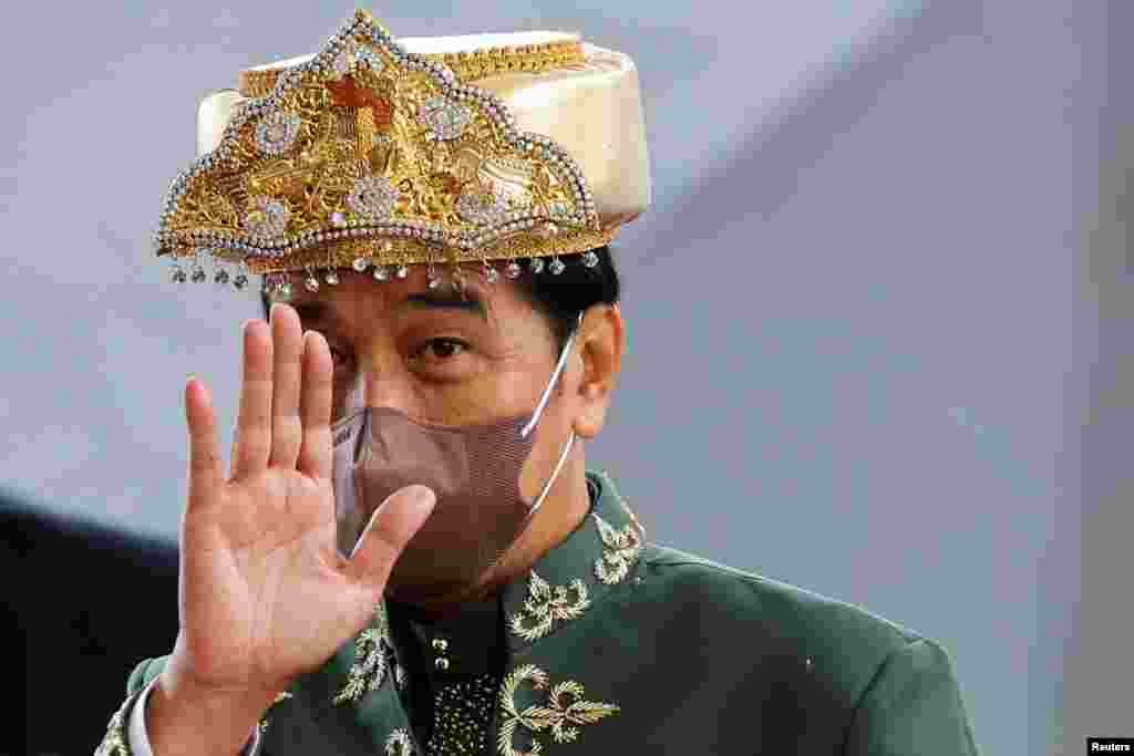 Indonesian President Joko Widodo, wearing traditional attire from Bangka Belitung Islands, waves to journalists as he leaves the parliament building after delivering the annual state of the nation, ahead of the country&#39;s Independence Day, in Jakarta, Indonesia.