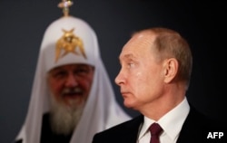 Presiden Rusia Vladimir Putin dan Patriark Kirill mengunjungi pameran di Moskow pada 4 November 2019. (Foto: AFP)