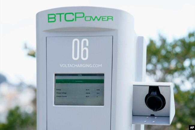 The screen of an electric charging station is shown in San Francisco, Thursday, Aug. 25, 2022. (AP Photo/Jeff Chiu)