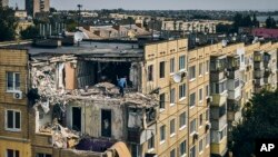 Ảnh minh họa. Một chung cư ở Nikopol, Ukraine, bị báo kích của Nga phá hủy ngày 15/8/2022.