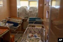 Veronika spava u sobi zaštićenoj vrećama pjeska na prozoru u Neonatalnoj bolnici u Pokvorsku, 15. avgusta 2022.