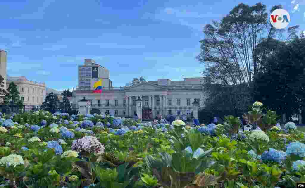 La plaza ha sido testigo del cambio de 27 gobiernos de Colombia, pues es, a través de este pasaje, por donde ingresan los nuevos jefes de estado, cada cuatro años, a la residencia presidencial. [Foto: Karen Sánchez, VOA]