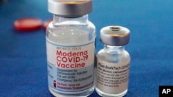 Ampule sa vakcinama protiv Covida koje su proizvele farmaceutske kompanije Pfizer i Moderna 