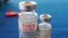 En esta fotografía de archivo del 21 de septiembre de 2021 se muestran las vacunas contra el COVID-19 de Pfizer y Moderna.