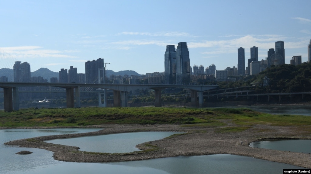 流经重庆市的长江因干旱而河床裸露。（2022年8月17日）