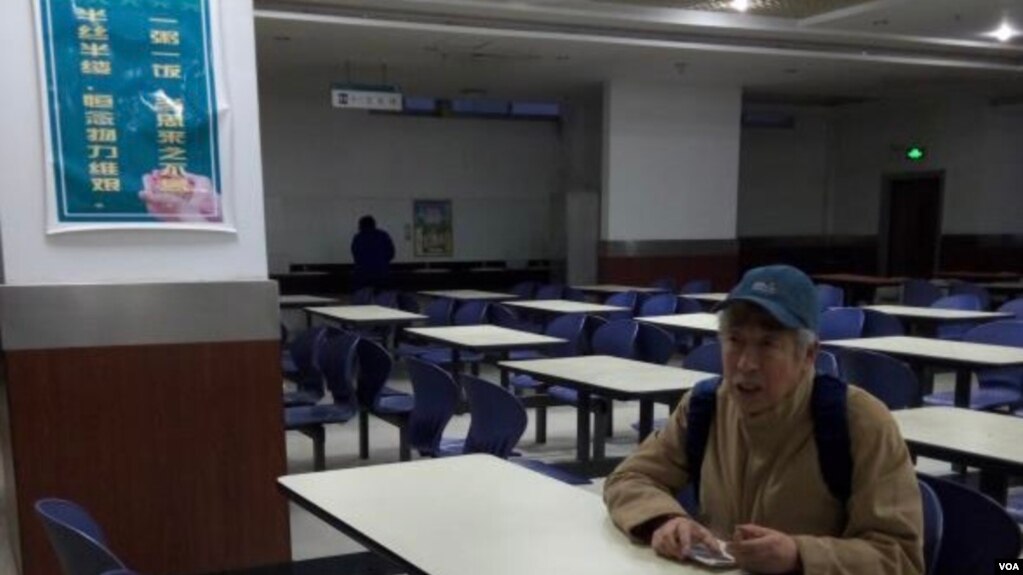 资料照 - 2016年12月初早六点多，孙文广到山大一食堂等待前来就餐的师生员工宣传竞选参政理念。(photo:VOA)