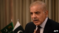 Perdana Menteri Pakistan Shehbaz Sharif menyerukan penghematan APBN kepada para Manteri dan penasihatnya (foto: dok). 