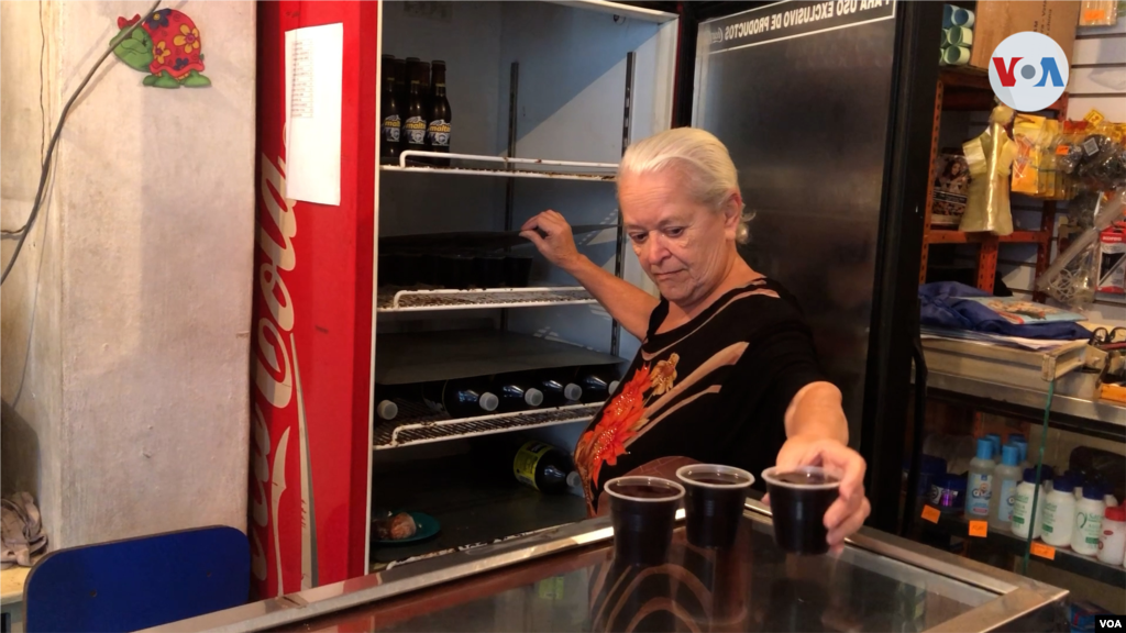 Isaura, que trabajó durante años como doméstica, obrera, y buhonera, vende desde gelatinas hasta artículos para fiestas, pasando por jabón, en una bodega en su casa.