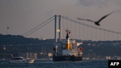 一艘懸掛巴拿馬旗的貨輪在伊斯坦布爾經過檢查正在穿越博斯普魯斯海峽（2022年8月7日）
