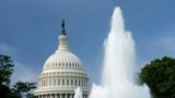 Kubah US Capitol terlihat di balik air mancur di Washington, AS, 12 Agustus 2022 (Foto: REUTERS/Kevin Lamarque)
