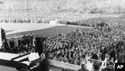 Unos 75 mil espectadores se reunieron en la explanada frente al Lincoln Memorial el 10 de abril de 1939 para el concierto de la cantante Marion Anderson. Algunos secretarios de las carteras de Estado y un juez de la Corte Suprema de Justicia asistieron para mostrar apoyo a la artista y rechazo al bloquéo de cantar en teatros por su color de piel.