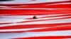 Bendera RI di tengah kibaran bendera merah putih saat merayakan HUT ke-77 di Pantai Losari, Makassar, Sulawesi Selatan, 17 Agustus 2022. (Foto: Antara/Abriawan Abhe via REUTERS)