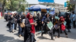 阿富汗婦女集會 塔利班朝天開槍並毆打抗議者