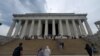 El monumento dedicado al presidente Abraham Lincoln que gobernó Estados Unidos durante los convulsos años de la Guerra Civil (1861–1865) es un sitio obligado de visita para los turistas que llegan a Washington DC. Este año es su centenario. (Foto VOA / Tomás Guevara)