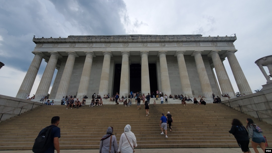 dentro del monumento a lincoln