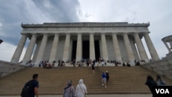 El monumento dedicado al presidente Abraham Lincoln que gobernó Estados Unidos durante los convulsos años de la Guerra Civil (1861–1865) es un sitio obligado de visita para los turistas que llegan a Washington DC. Este año es su centenario. (Foto VOA / Tomás Guevara)