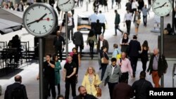 Orang-orang berjalan melalui distrik keuangan Canary Wharf, London, Inggris 28 September 2017. (Foto: REUTERS/Afolabi Sotunde)