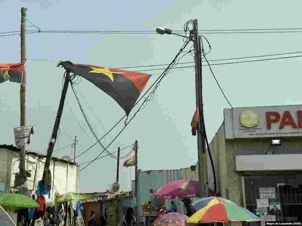 Bandeira do MPLA na estrada do Rocha Pinto em Luanda.