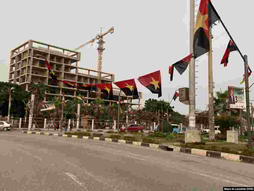 Bandeiras do MPLA na Praça da Independência em Luanda