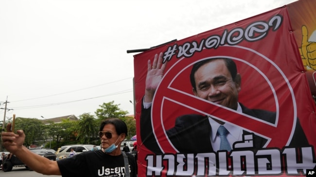 Một người biểu tình phản đối Thủ tướng Prayuth Chan-ocha ở Bangkok hôm 24/8