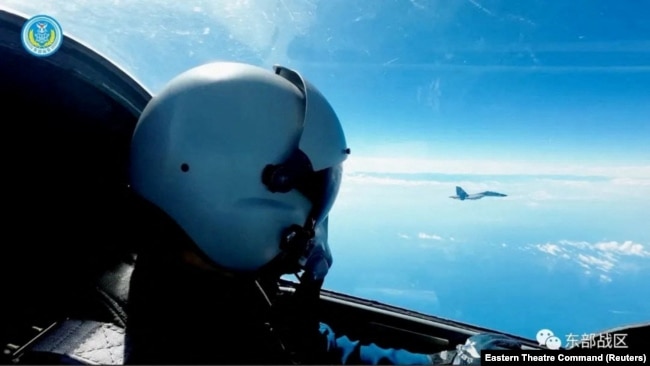 中國軍隊東部戰區發布的照片顯示，一名中國飛行員駕駛戰機參加台灣周邊海空領域舉行的軍演。 （2022年8月9日）