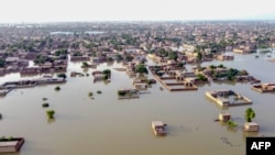 29일 파키스탄 남서부 발루치스탄주의 건물과 주택들이 물에 잠겨 있다.